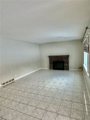 33 Wedgewood Dr, Gates, NY 14624