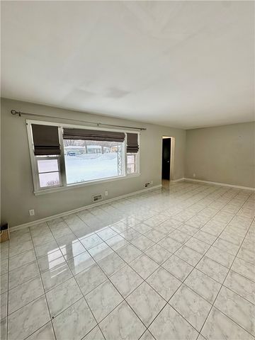 33 Wedgewood Dr, Gates, NY 14624