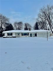 33 Wedgewood Dr, Gates, NY 14624