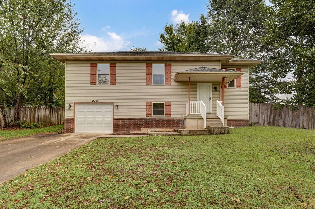 2204 South 15th Street, Ozark, MO 65721