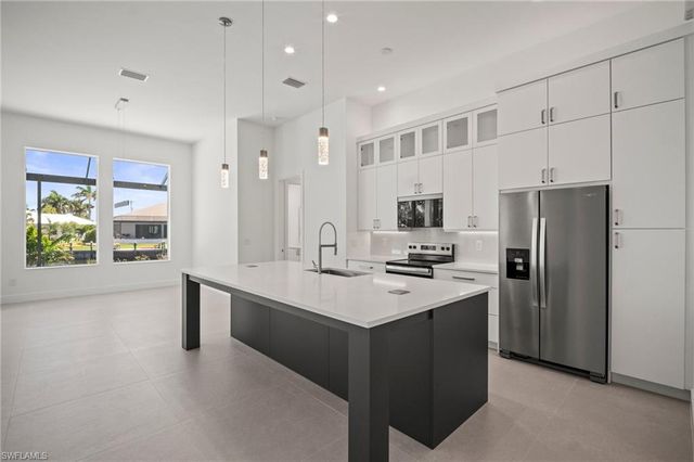 2304 SW 38th TER, Cape Coral, FL 33914