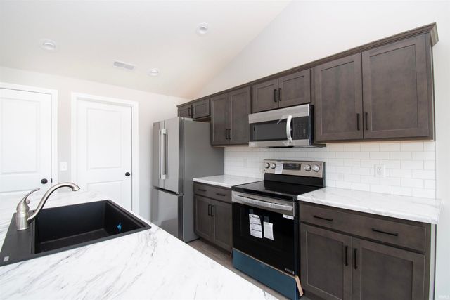 810 Knights Crossing, Kendallville, IN 46755