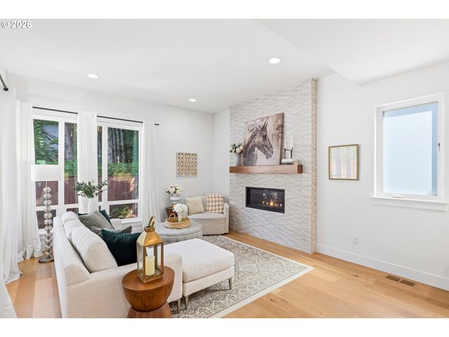 8907 Sw HARMON Ln, Portland, OR 97225