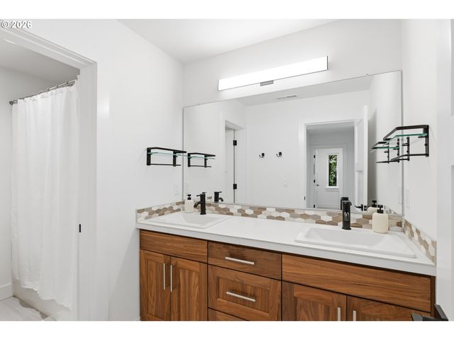 8907 Sw HARMON Ln, Portland, OR 97225