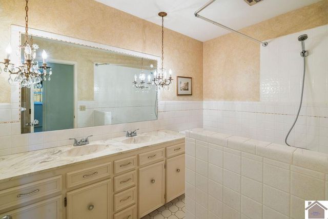 1000 Westgate Dr, Murray, KY 42071