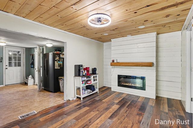 1430 Delz Drive, Laketon Twp, MI 49445