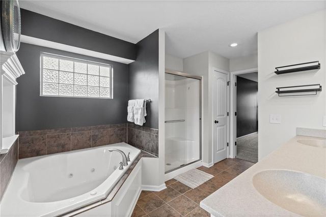 1913 White Tail Lane, Liberty, MO 64068