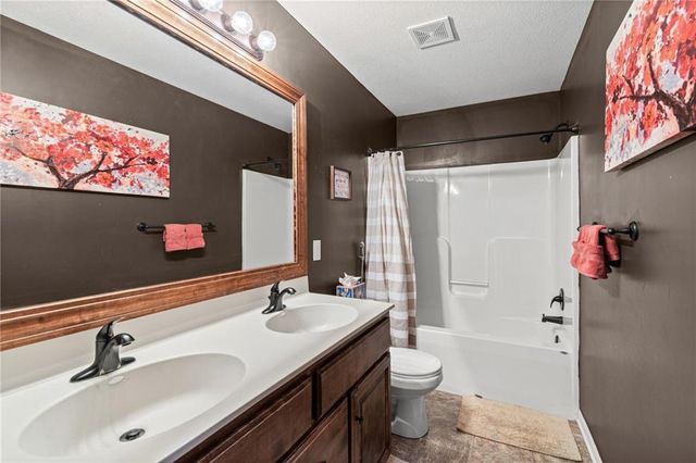 1913 White Tail Lane, Liberty, MO 64068