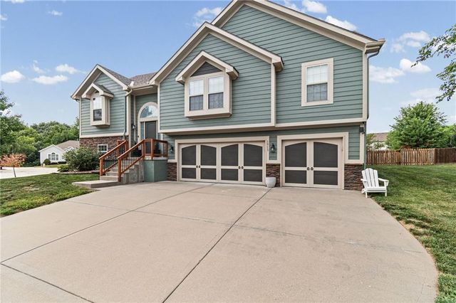 1913 White Tail Lane, Liberty, MO 64068
