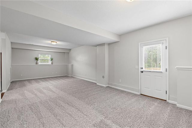 1913 White Tail Lane, Liberty, MO 64068