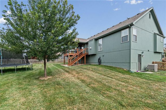 1913 White Tail Lane, Liberty, MO 64068
