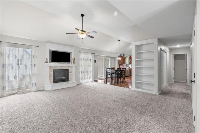 1913 White Tail Lane, Liberty, MO 64068