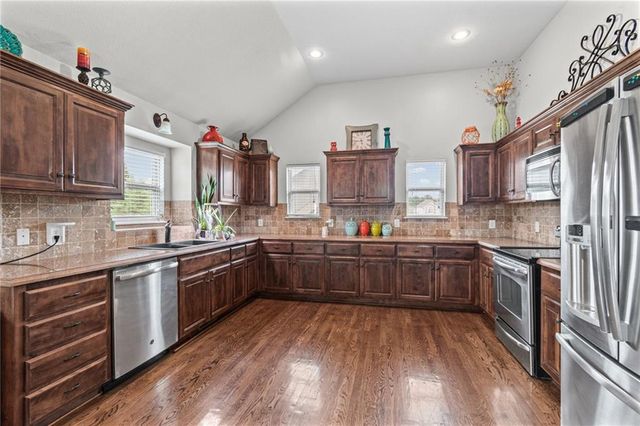 1913 White Tail Lane, Liberty, MO 64068