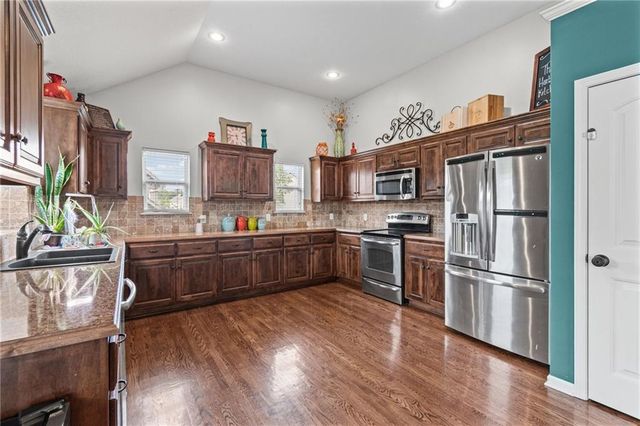 1913 White Tail Lane, Liberty, MO 64068