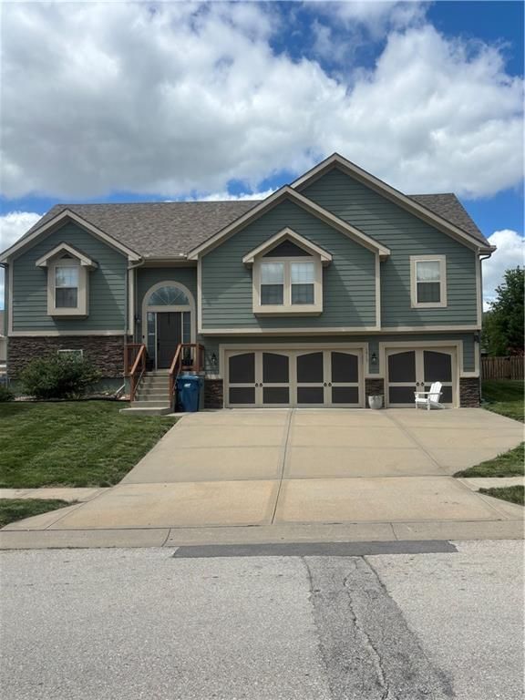 1913 White Tail Lane, Liberty, MO 64068