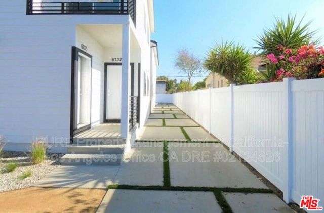 6732 Irvine Avenue, North Hollywood, CA 91606