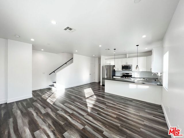 6732 Irvine Avenue, North Hollywood, CA 91606