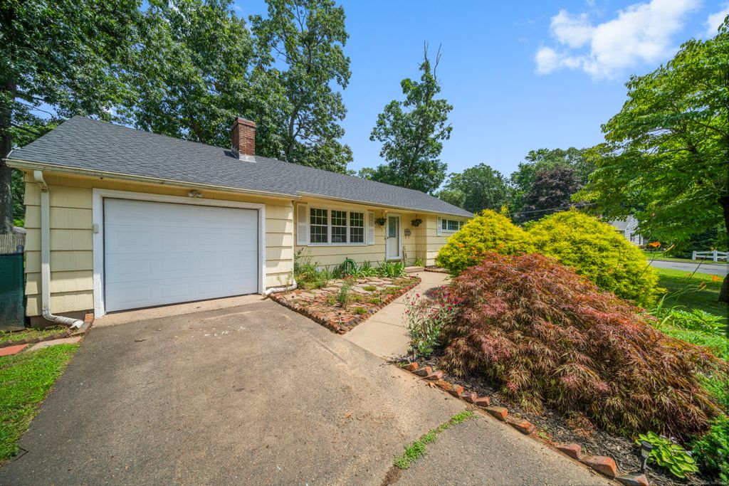1 Oakridge Drive, Enfield, CT 06082
