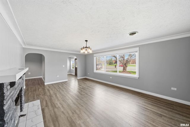 2422 COURT Street, Pekin, IL 61554