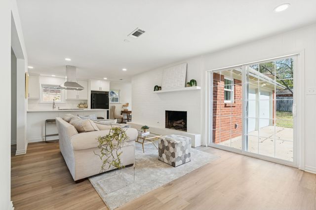 3905 Marys Creek Drive, Benbrook, TX 76116