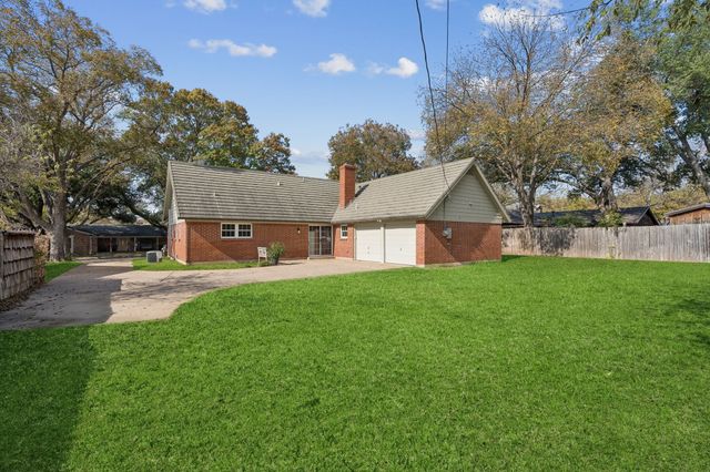 3905 Marys Creek Drive, Benbrook, TX 76116