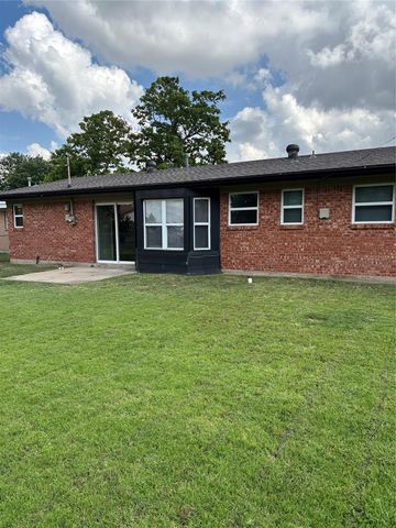 624 SW 12th Street, Moore, OK 73160