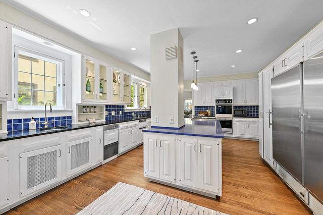 2225 N Lake DRIVE, Milwaukee, WI 53202