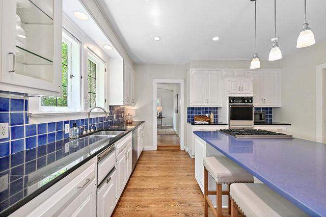 2225 N Lake DRIVE, Milwaukee, WI 53202