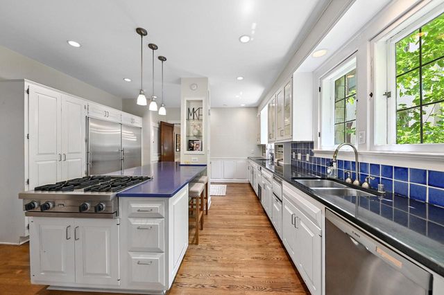 2225 N Lake DRIVE, Milwaukee, WI 53202