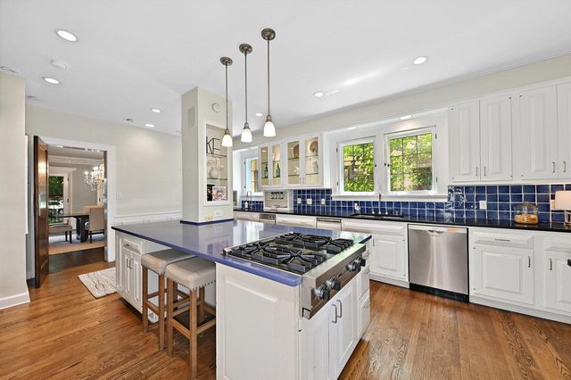 2225 N Lake DRIVE, Milwaukee, WI 53202