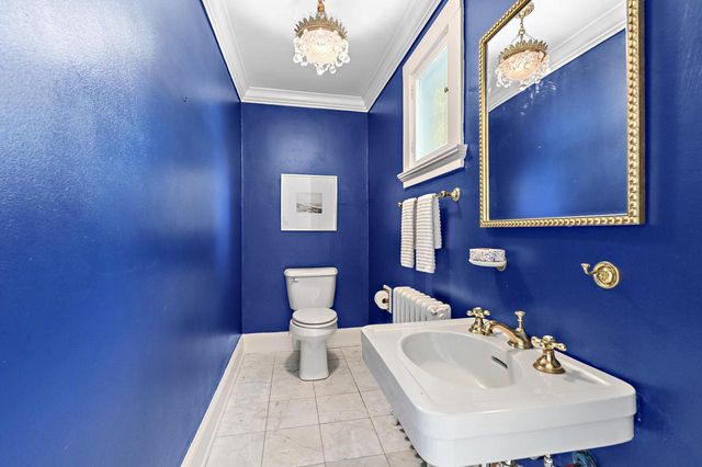 2225 N Lake DRIVE, Milwaukee, WI 53202