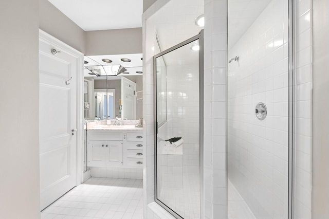 2225 N Lake DRIVE, Milwaukee, WI 53202