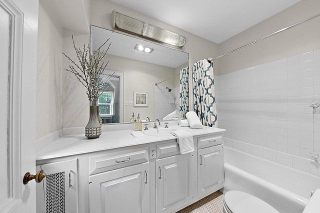 2225 N Lake DRIVE, Milwaukee, WI 53202