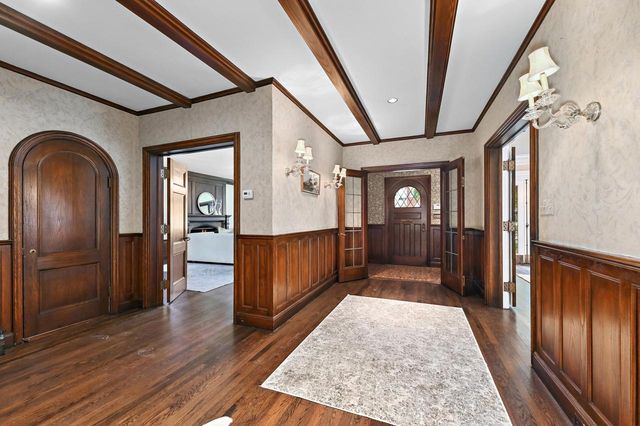 2225 N Lake DRIVE, Milwaukee, WI 53202