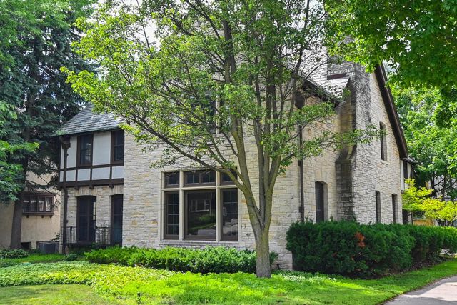 2225 N Lake DRIVE, Milwaukee, WI 53202