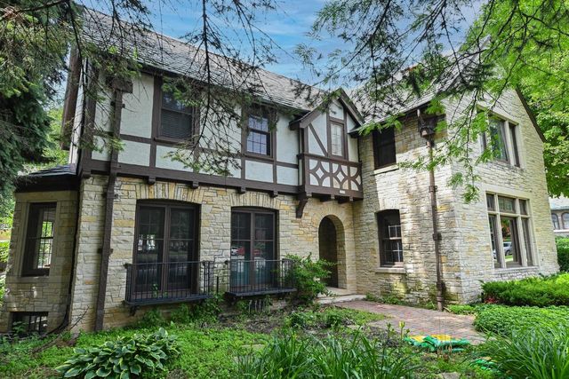 2225 N Lake DRIVE, Milwaukee, WI 53202