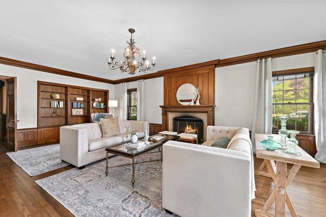 2225 N Lake DRIVE, Milwaukee, WI 53202