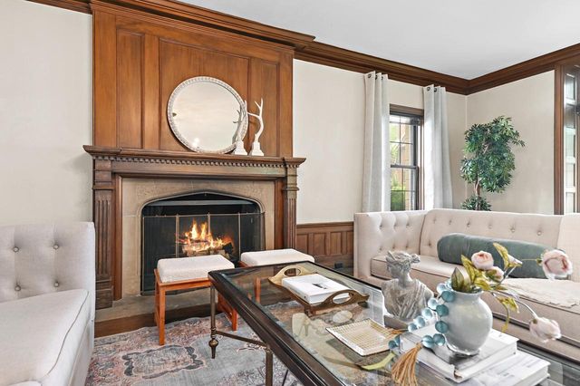 2225 N Lake DRIVE, Milwaukee, WI 53202