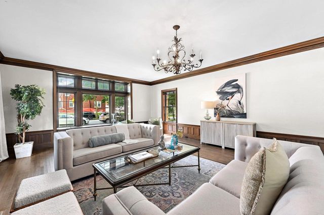 2225 N Lake DRIVE, Milwaukee, WI 53202