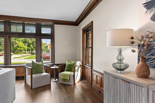 2225 N Lake DRIVE, Milwaukee, WI 53202