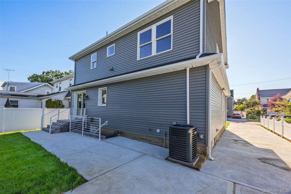 78 Taft Avenue, Lynbrook, NY 11563 — photo 3