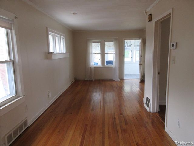 22044 Elmwood Avenue, Eastpointe, MI 48021