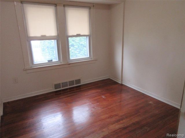 22044 Elmwood Avenue, Eastpointe, MI 48021