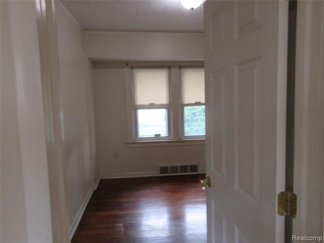 22044 Elmwood Avenue, Eastpointe, MI 48021
