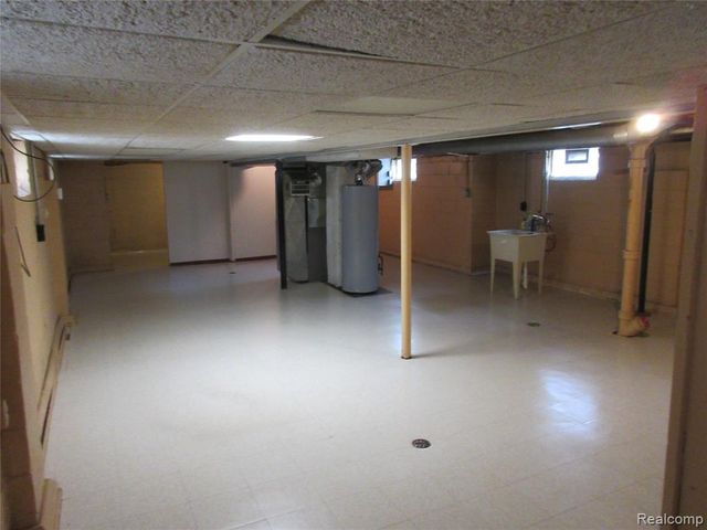 22044 Elmwood Avenue, Eastpointe, MI 48021
