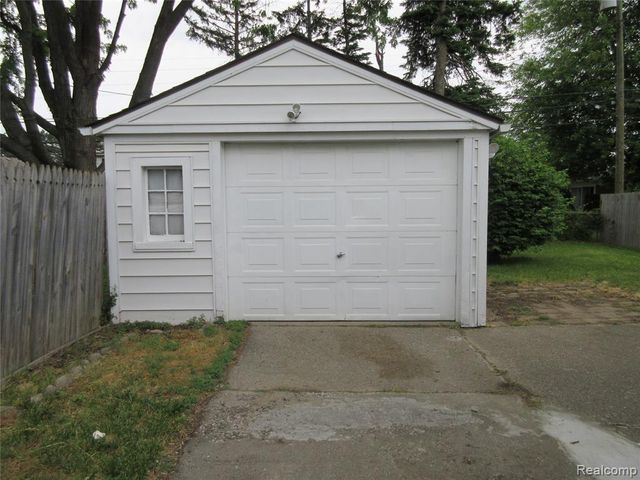 22044 Elmwood Avenue, Eastpointe, MI 48021