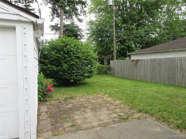 22044 Elmwood Avenue, Eastpointe, MI 48021