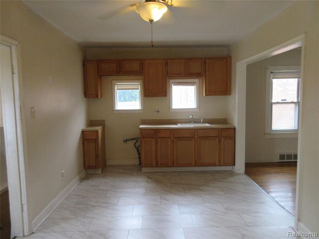 22044 Elmwood Avenue, Eastpointe, MI 48021