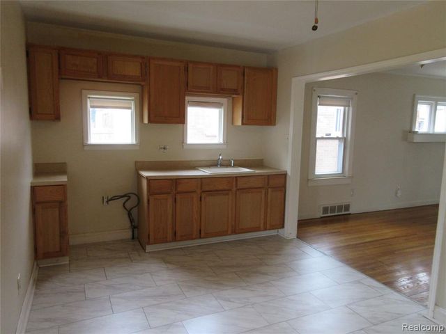 22044 Elmwood Avenue, Eastpointe, MI 48021