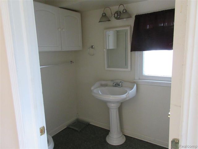 22044 Elmwood Avenue, Eastpointe, MI 48021